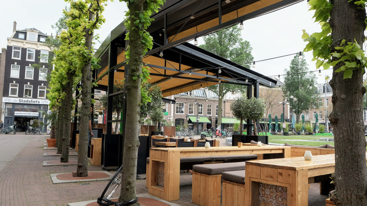 Vrijstaande terrasoverkapping met inschuifbaar doek in Amsterdam