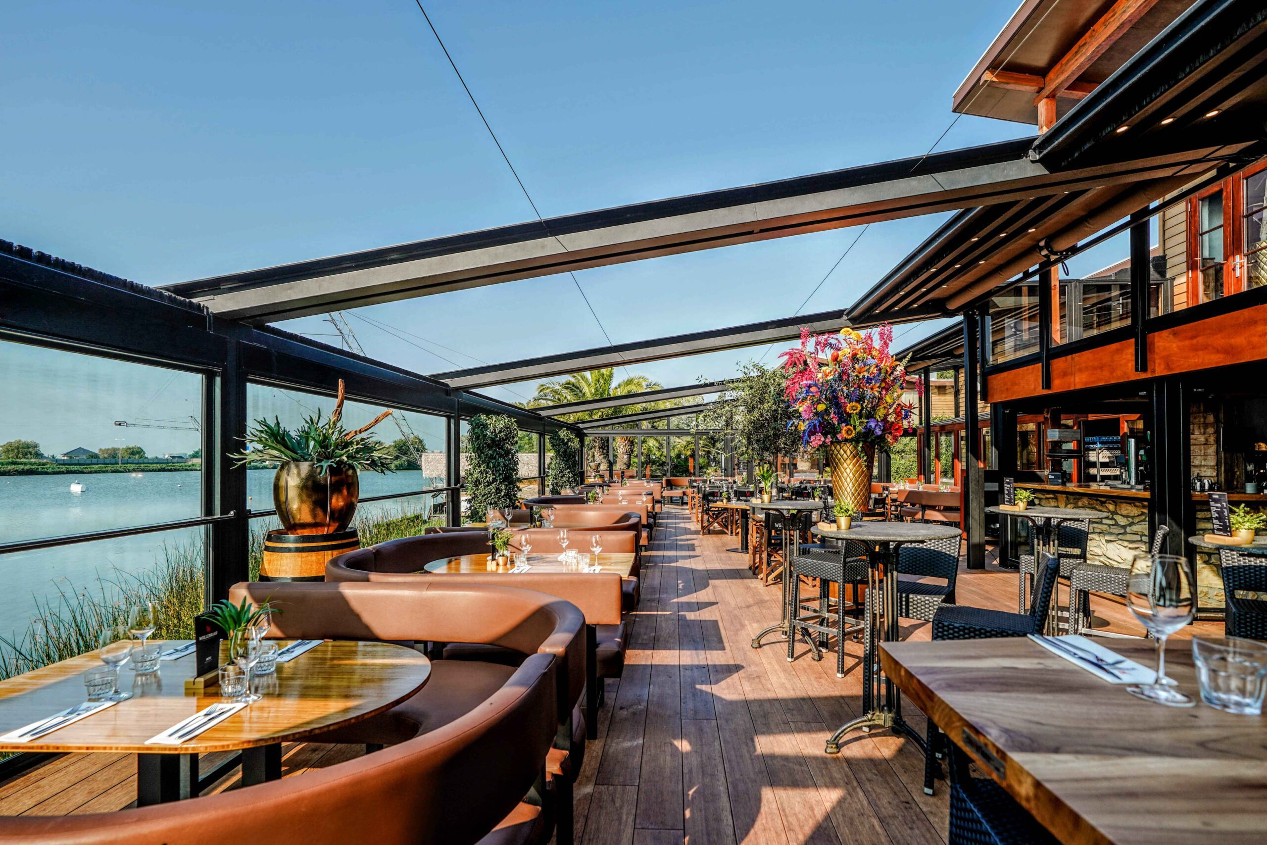 Horeca terrasoverkapping met open doeksysteem aan het water bij Wollebrand Lakehouse