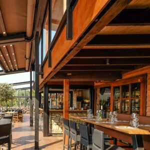 Detail van maatwerk aansluiting van horeca serre op het bestaande pand bij Wollebrand Lakehouse