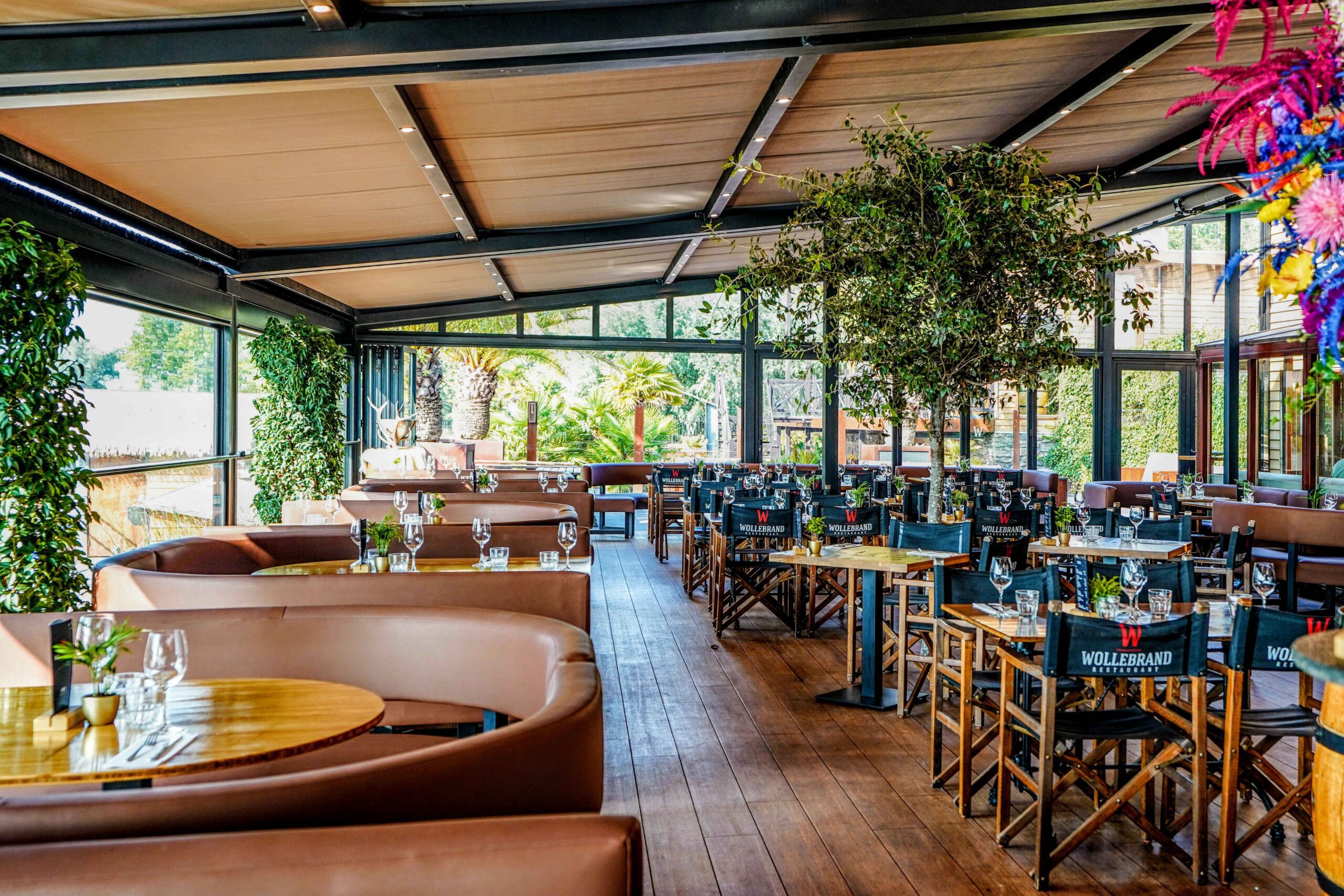 Interieur van horeca serre met gesloten doeksysteem en glazen wanden bij Wollebrand Lakehouse