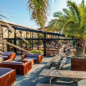 Harmonica schuifpuien die de serre volledig openen naar het terras bij Wollebrand Lakehouse