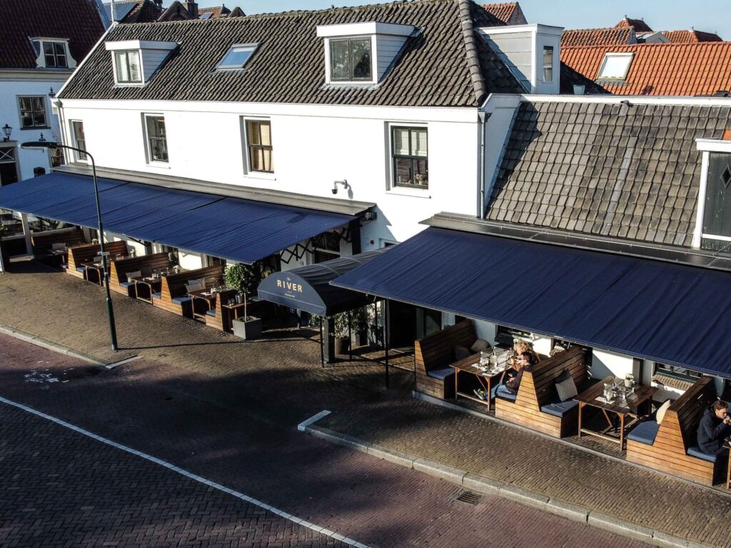 Semi Stand Alone terrasoverkapping horeca schaararmschermen The River Voorburg