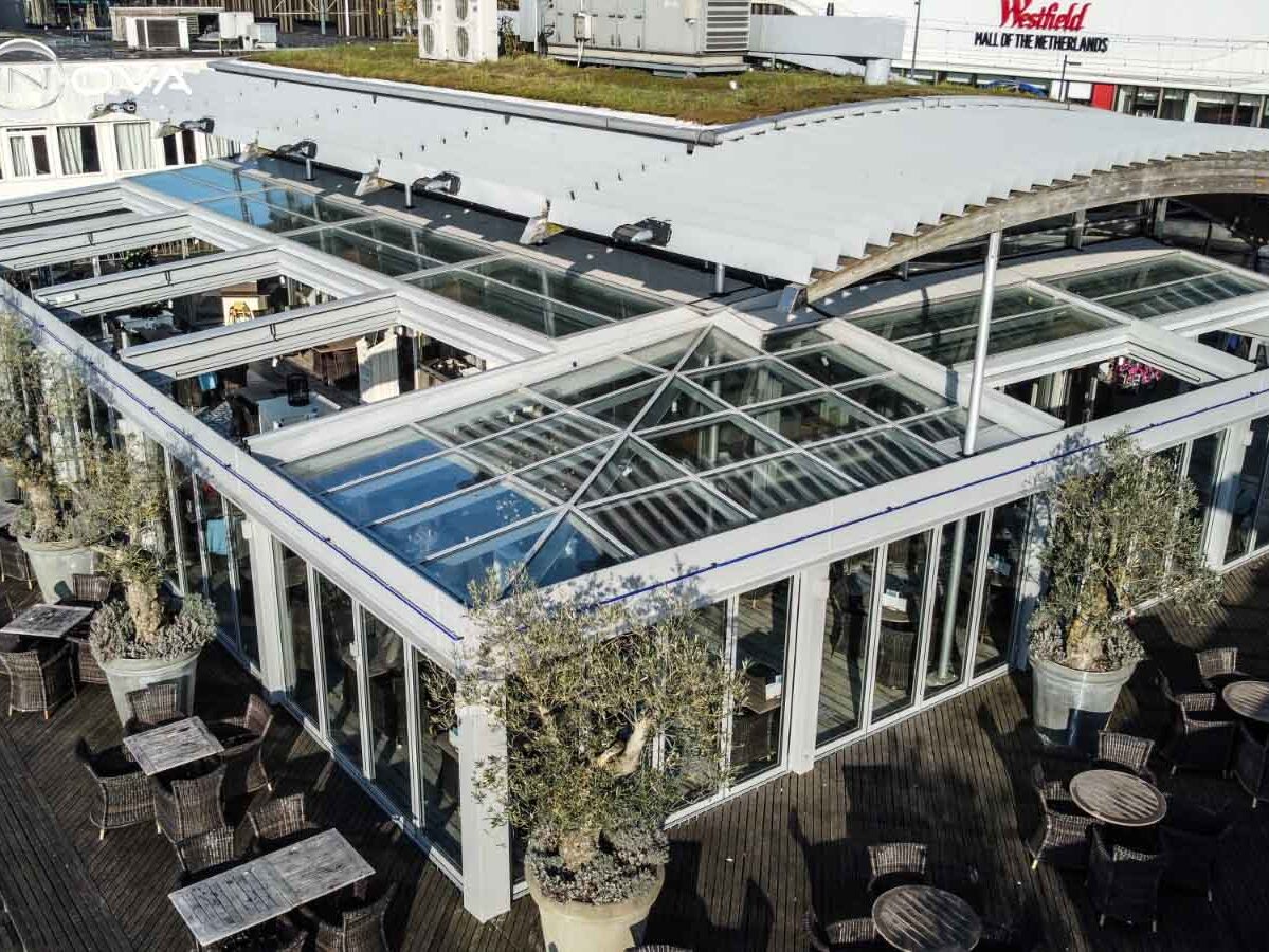 Detail van serre met open schuifdak en constructie