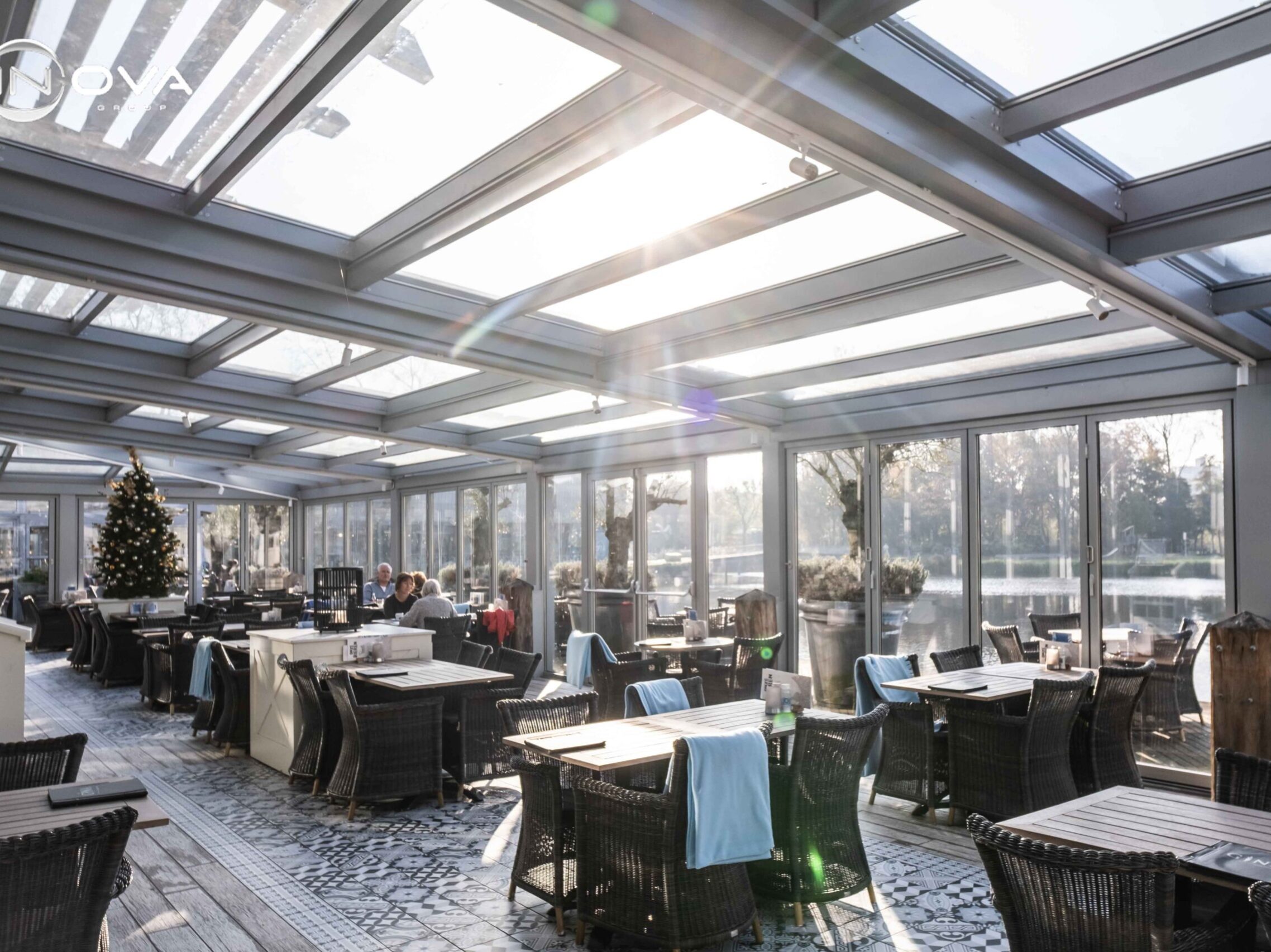 Grote serre met glazen dak en terras rondom