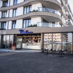 Volledig te openen harmonica glaspuien voor horeca serre aan zee