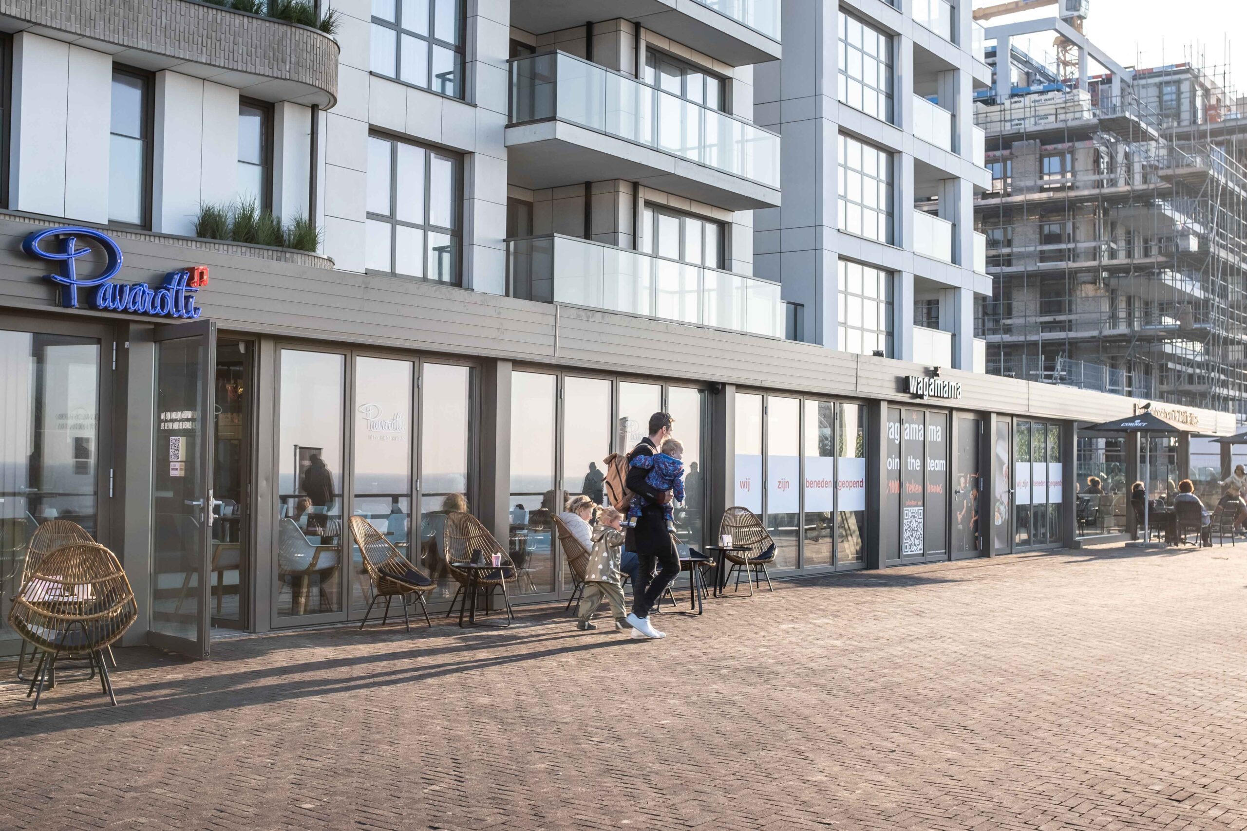 Horeca serre met harmonica schuifpuien geïntegreerd in nieuwbouw Nieuw Kijkduin