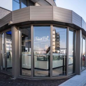 Strakke stalen boarding onderzijde horeca terrasoverkapping aan zee