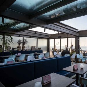 Interne regenwaterafvoer en geïntegreerde goten in horeca serre aan zee