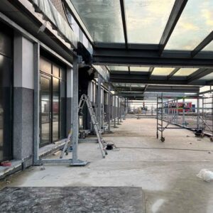 Detail aansluiting glazen terrasoverkapping op bestaande gevel Nieuw Kijkduin