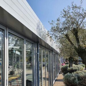 Aluminium boarding afwerking van horecaserre met strakke omkasting