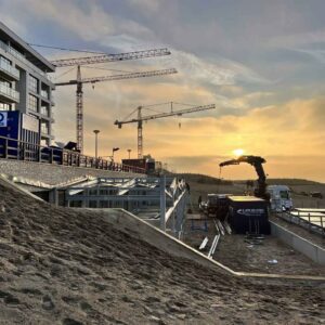 Installatie van maatwerk glazen terrasoverkapping op kustlocatie Den Haag
