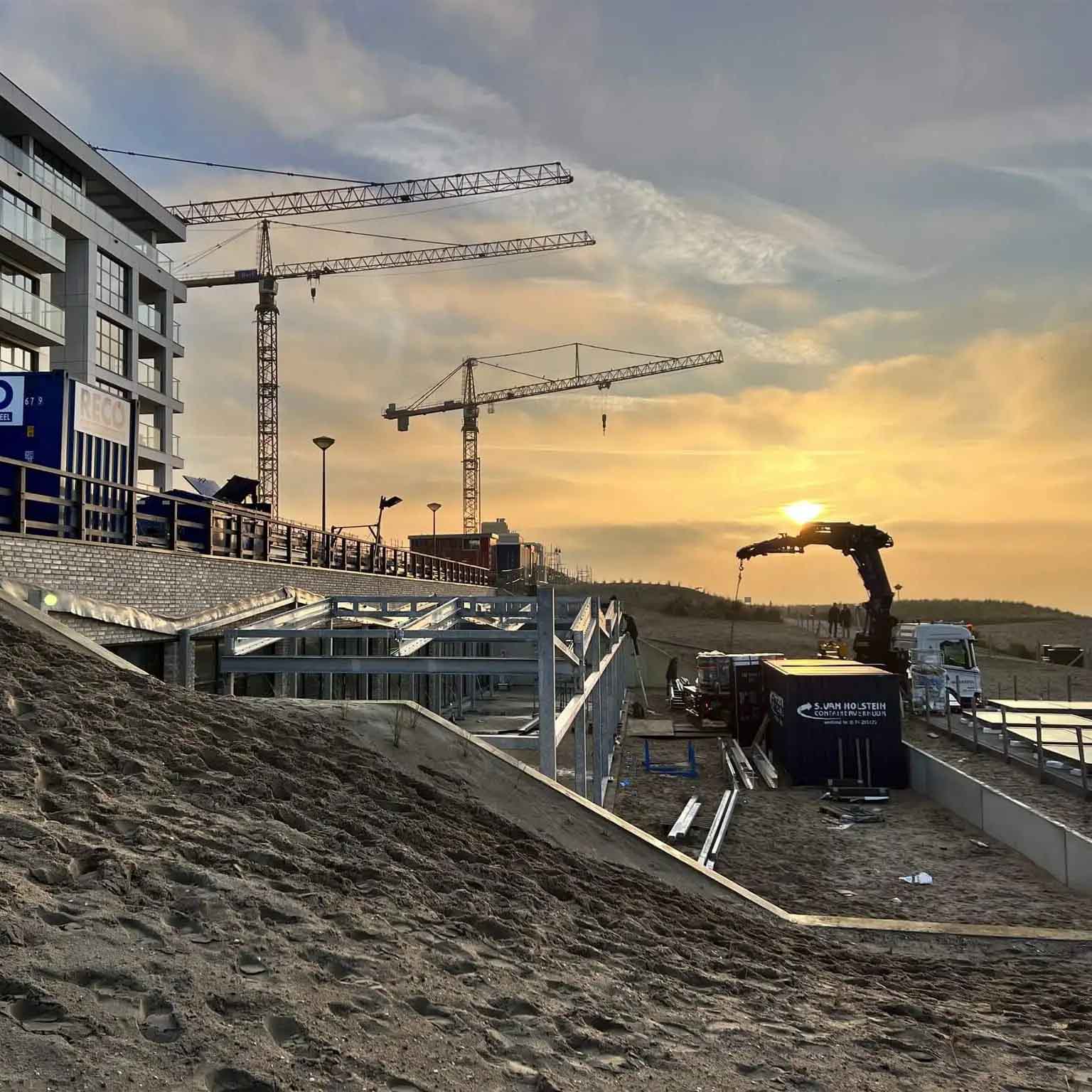 Installatie van maatwerk glazen terrasoverkapping op kustlocatie Den Haag
