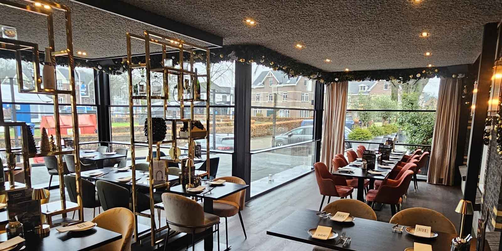 Horeca serre restaurant met glazen schuiframen en terraszicht