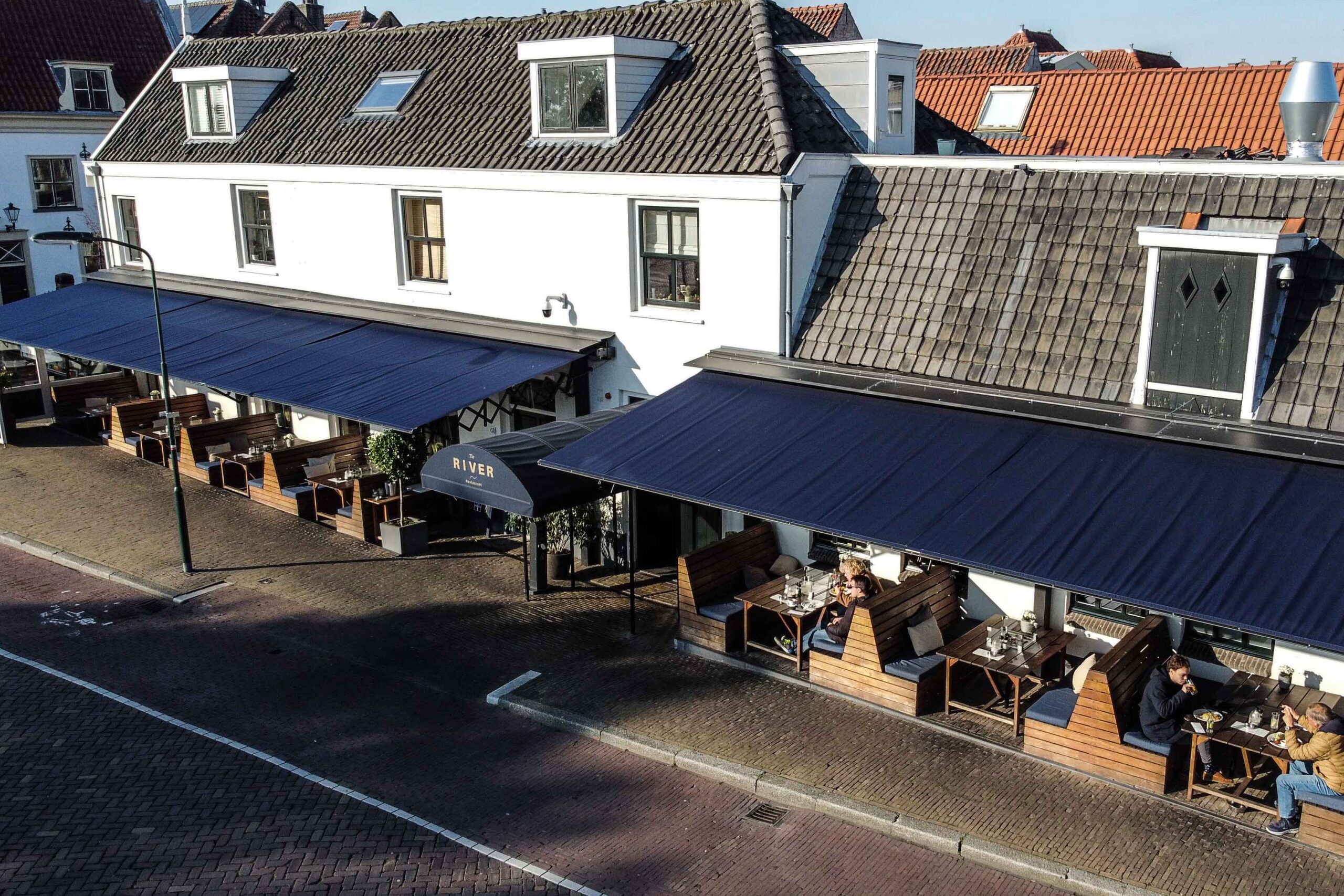 Terrasoverkapping horeca schaararmscherm open The River Voorburg bovenaanzicht