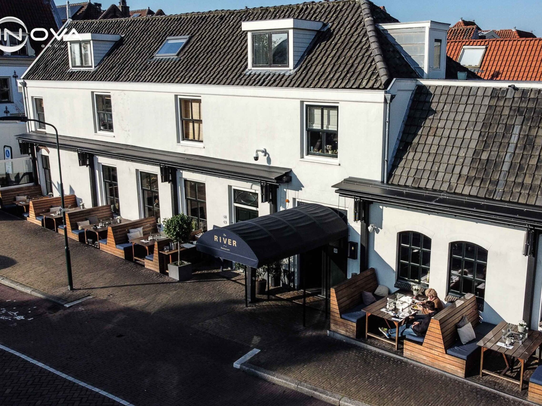 Dronebeeld terrasoverkapping horeca schaararmschermen The River Voorburg bovenaanzicht