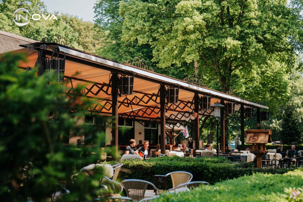 Stand alone terrasoverkapping met schaararmscherm bij horecalocatie in Uddel