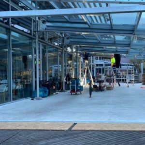 Stalen draagconstructie voor horecaserre in aanbouw