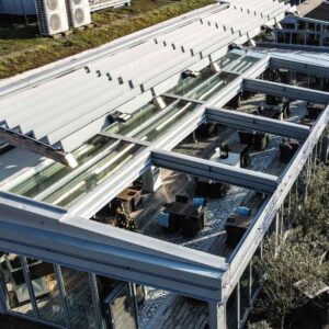 Horecaserre met open schuifdak en glazen wanden terras