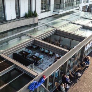 Elektrisch glazen schuifdak van horeca terrasoverkapping in Nieuw Kijkduin Den Haag