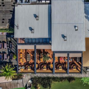 Bovenaanzicht van horeca terrasoverkapping met inschuifbaar doeksysteem bij Wollebrand Lakehouse
