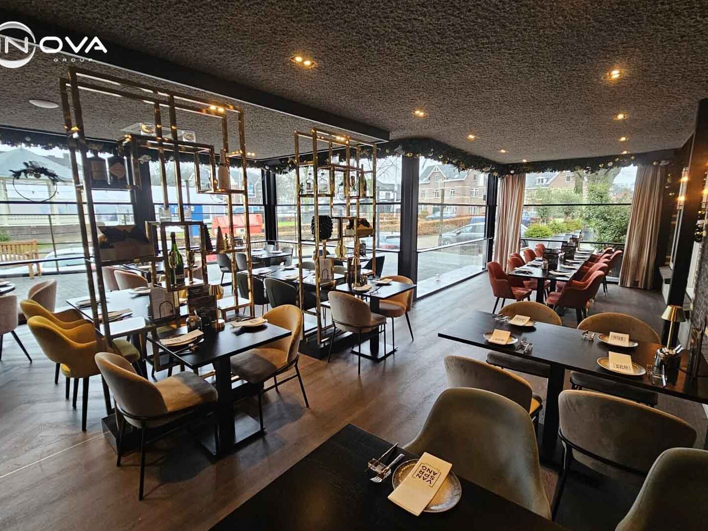 Binnenaanzicht horeca serre met luxe interieur en glas rondom