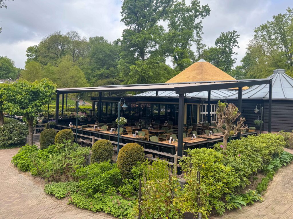 Overzicht van terrasoverkapping met doek bij restaurant De Ruif in Rheden