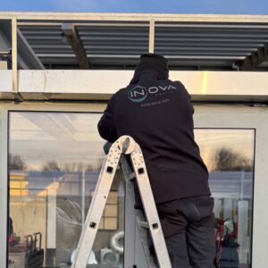 Monteur van Inova monteert aluminium serreconstructie op locatie