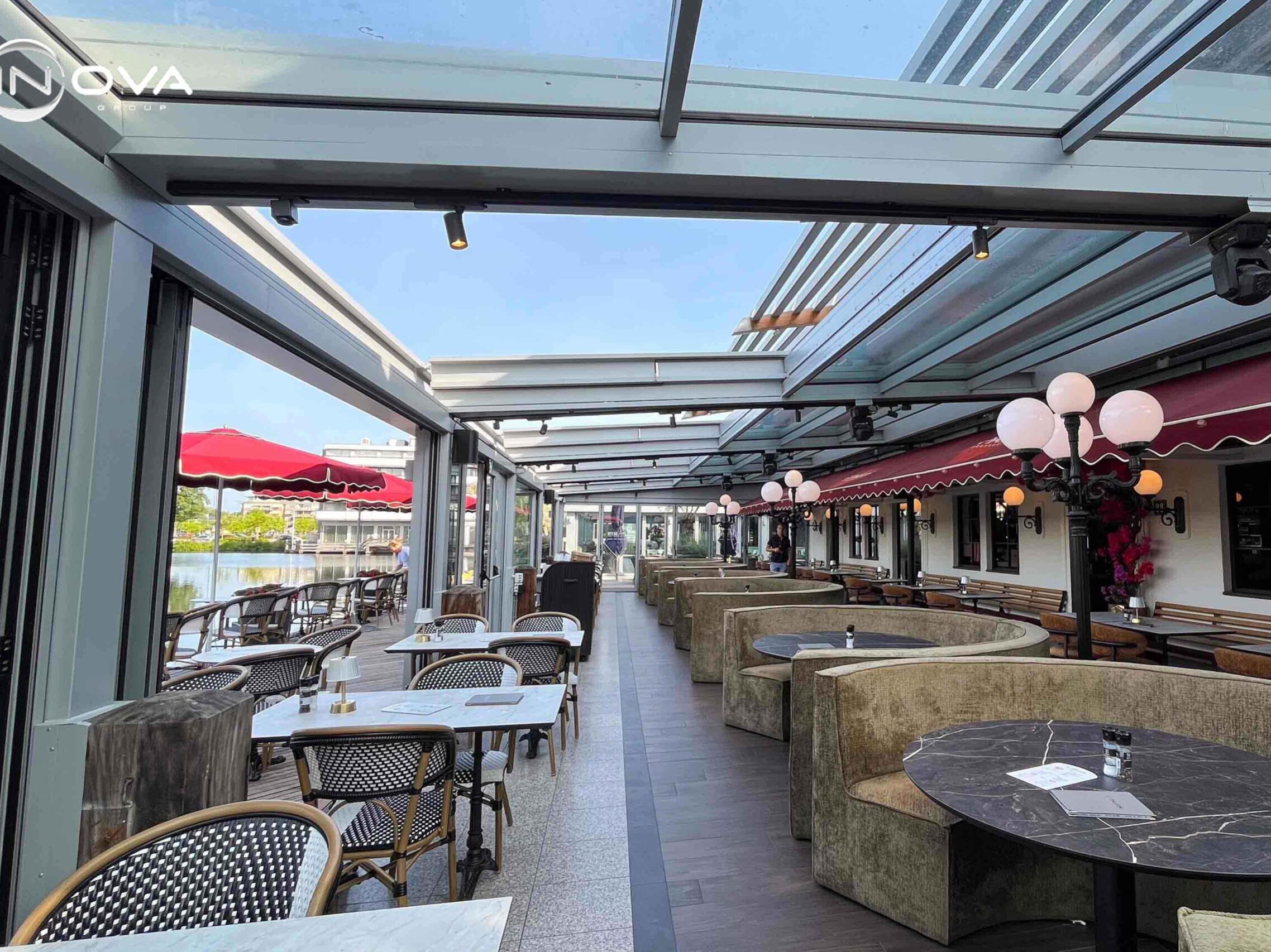 Serre interieur met sfeerverlichting en open dakconstructie