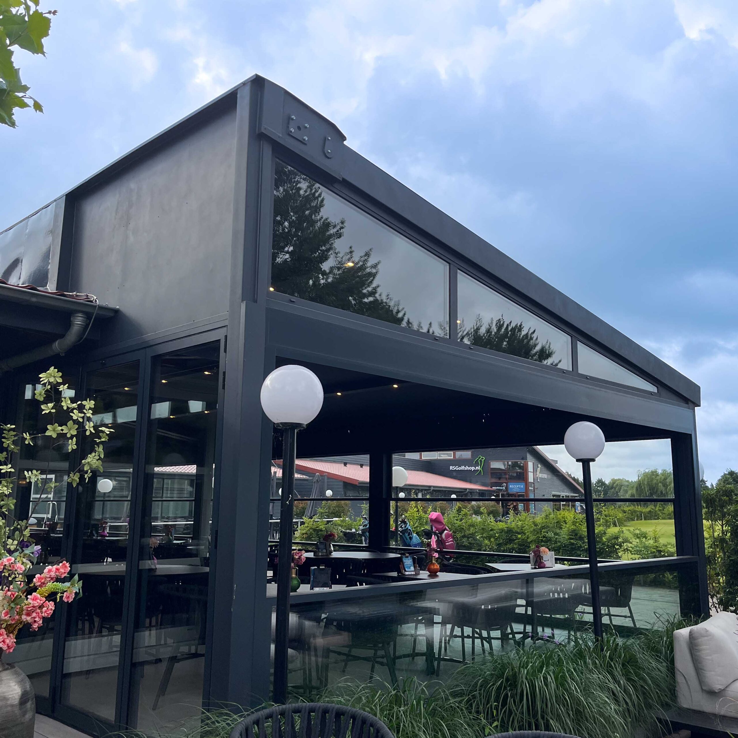 Modulaire horeca terrasoverkapping met glazen wanden en aluminium frame