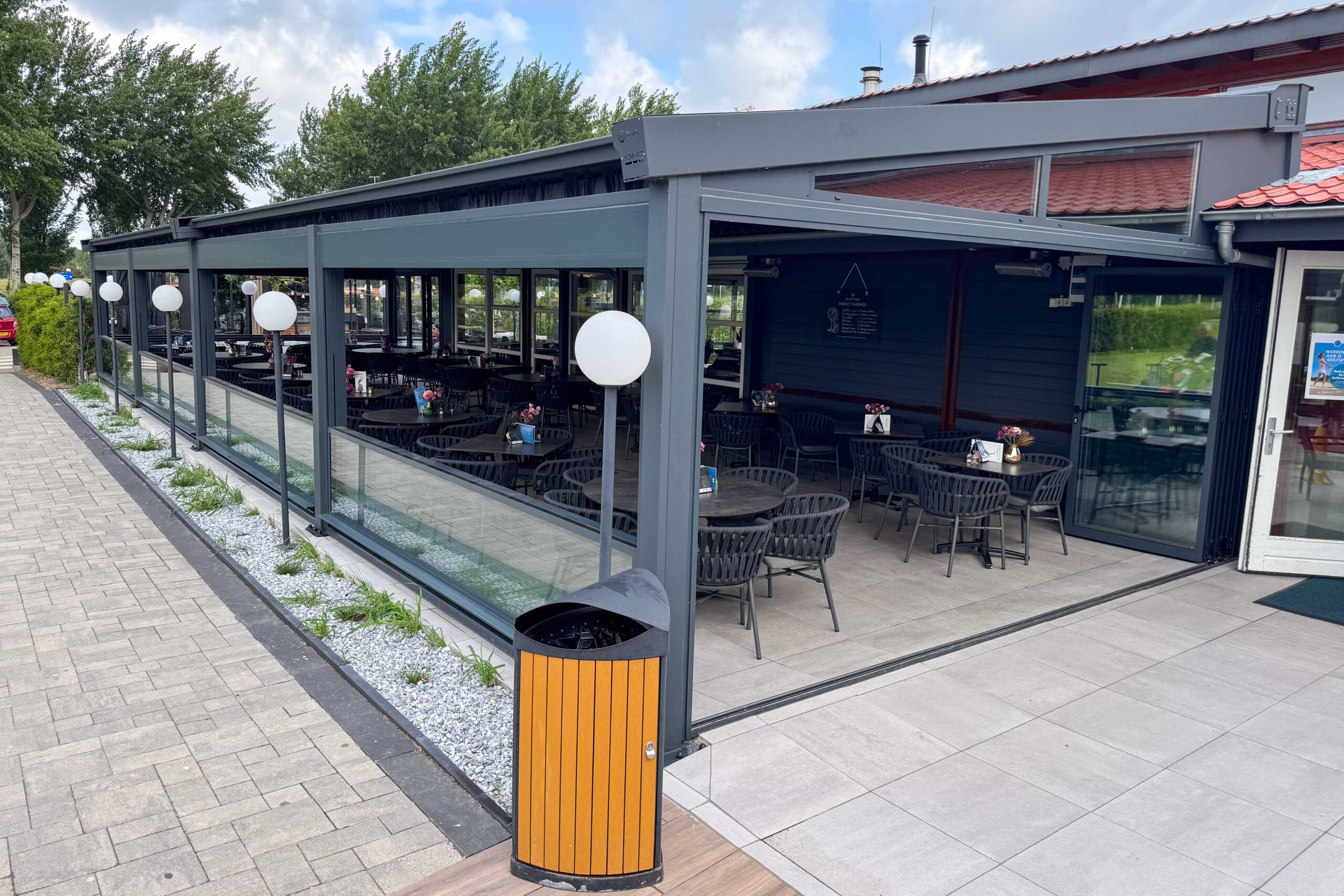 Horeca terrasoverkapping Golfbaan Delfland met glazen schuifwanden en aluminium constructie van Inova Group