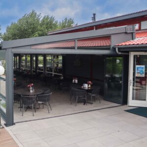 Harmonica schuifpuien voor horeca terrasoverkapping bij Golfbaan Delfland van Inova Group