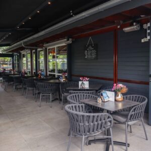 Horeca terrasoverkapping naadloos geïntegreerd aan bestaand pand bij Golfbaan Delfland door Inova Group
