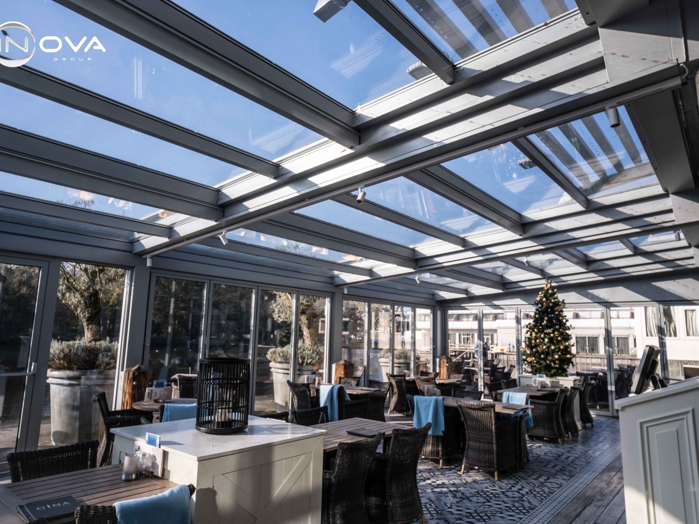 Serre met zonlicht door glazen dak en moderne inrichting