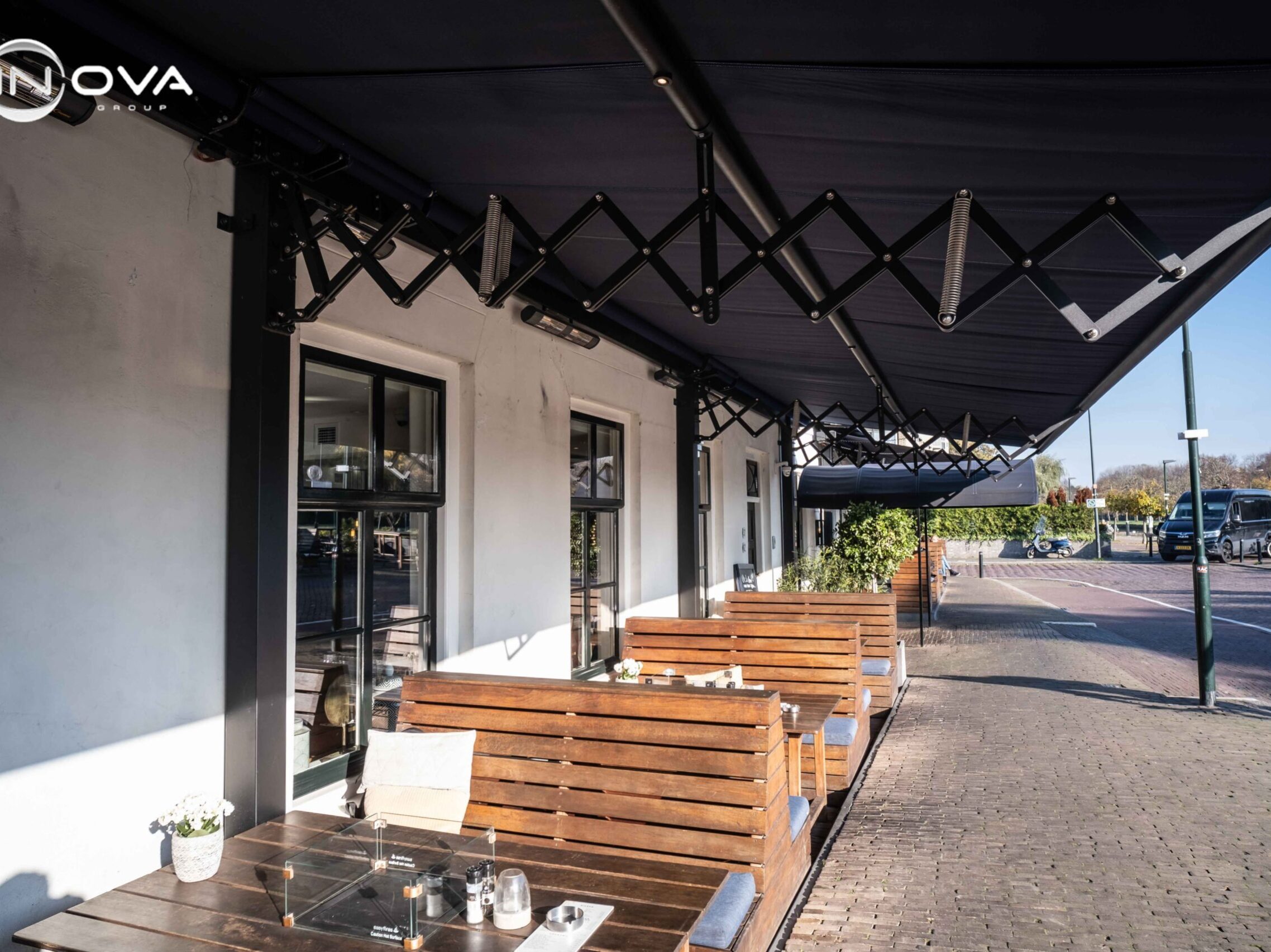 Onderzijde terrasoverkapping schaararmschermen horeca The River Voorburg detail