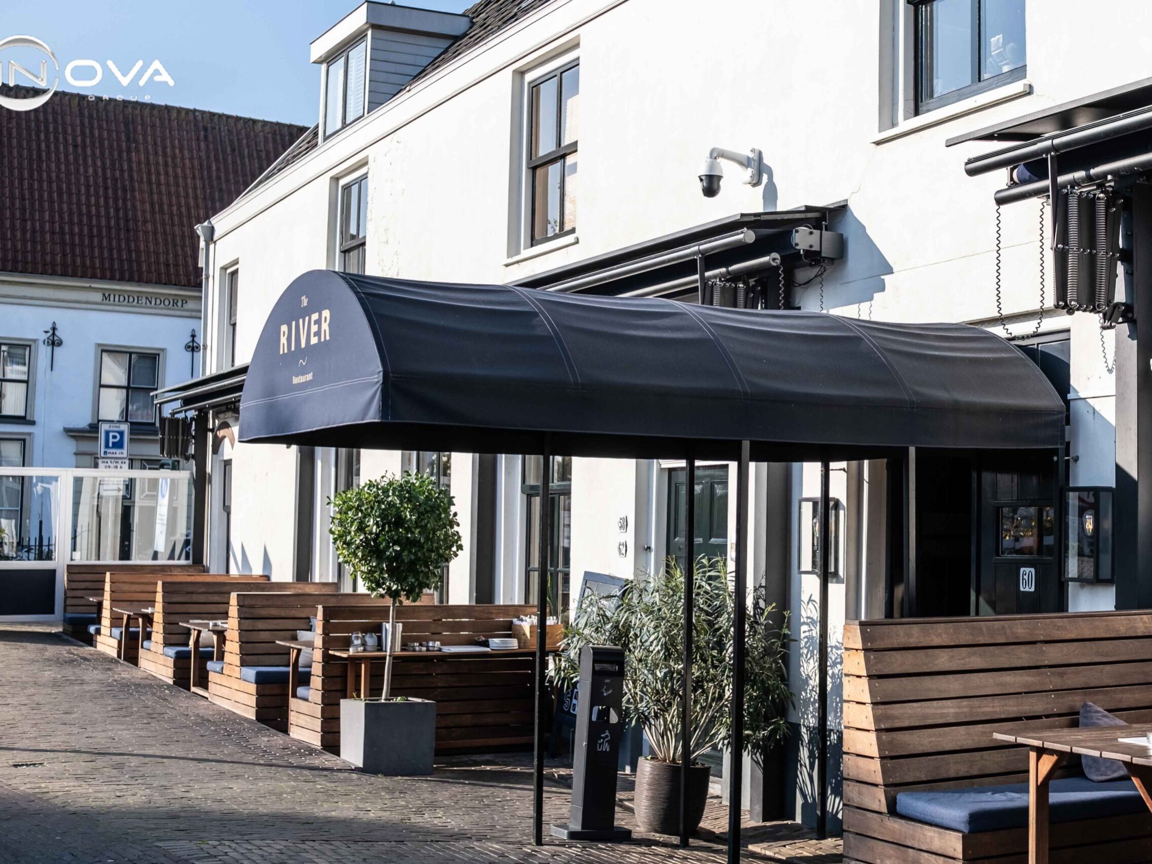 Luifel entree horeca op maat The River Voorburg terrasoverkapping Inova