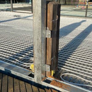 Detail aansluiting staalconstructie op houten paal bij serre. Inclusief vloerverarming.