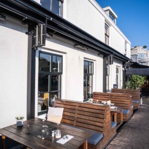 Vrijstaande terrasoverkapping horeca schaararmscherm The River Voorburg gevelbeeld