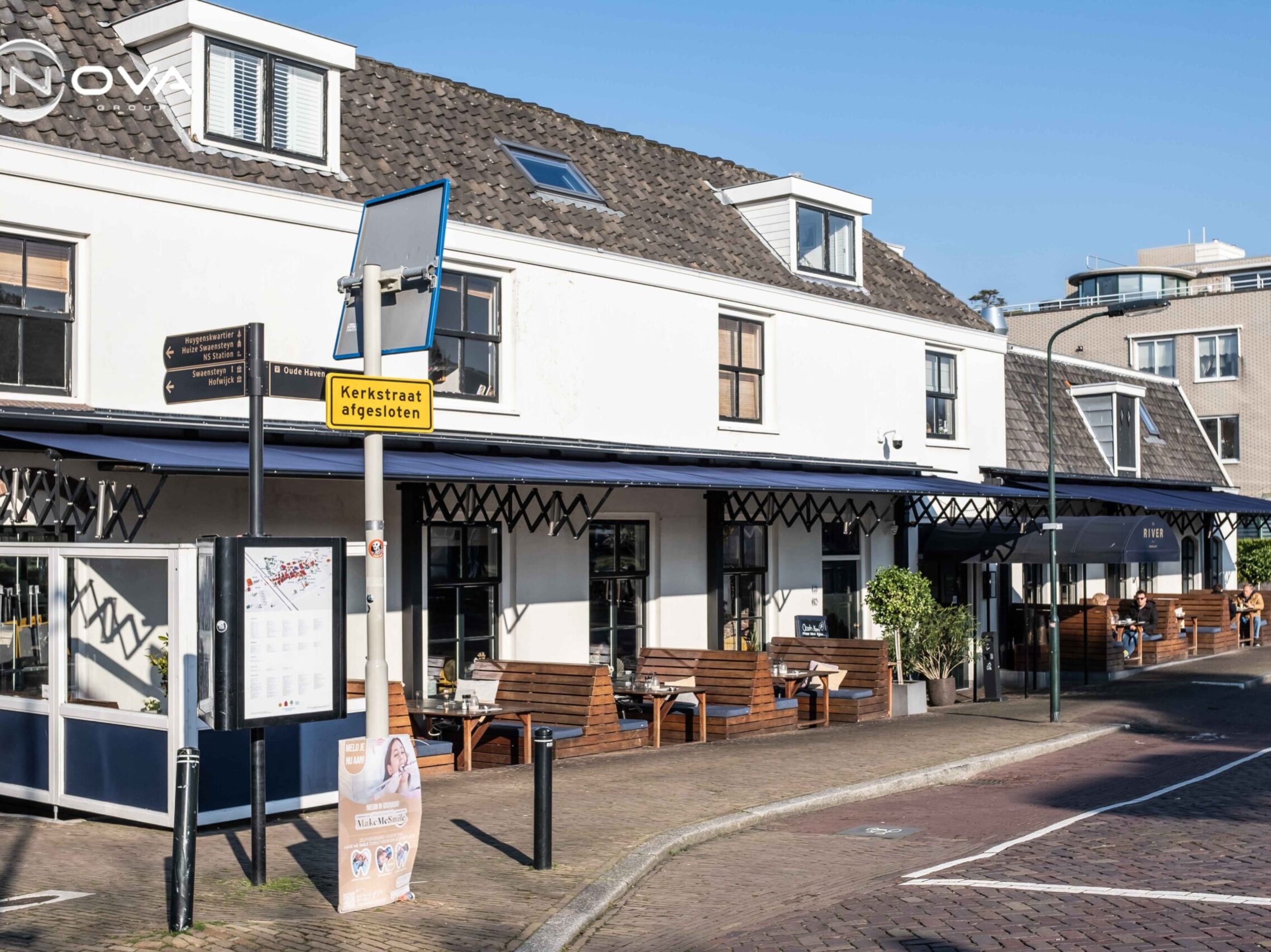 Horeca terrasoverkapping schaararmschermen The River Voorburg straatbeeld