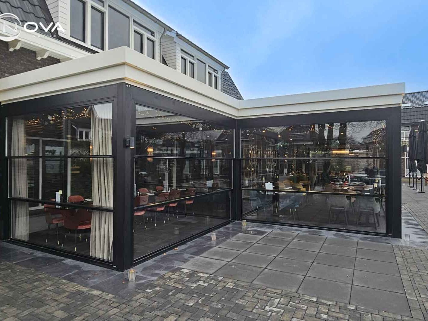 Glazen horeca serre met verticale schuiframen en geïsoleerd dak