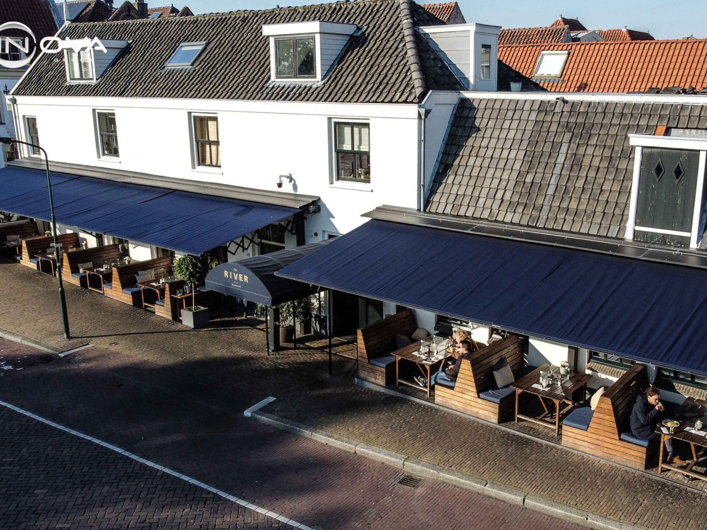 Vrijstaande terrasoverkapping horeca schaararmschermen The River Voorburg overzicht