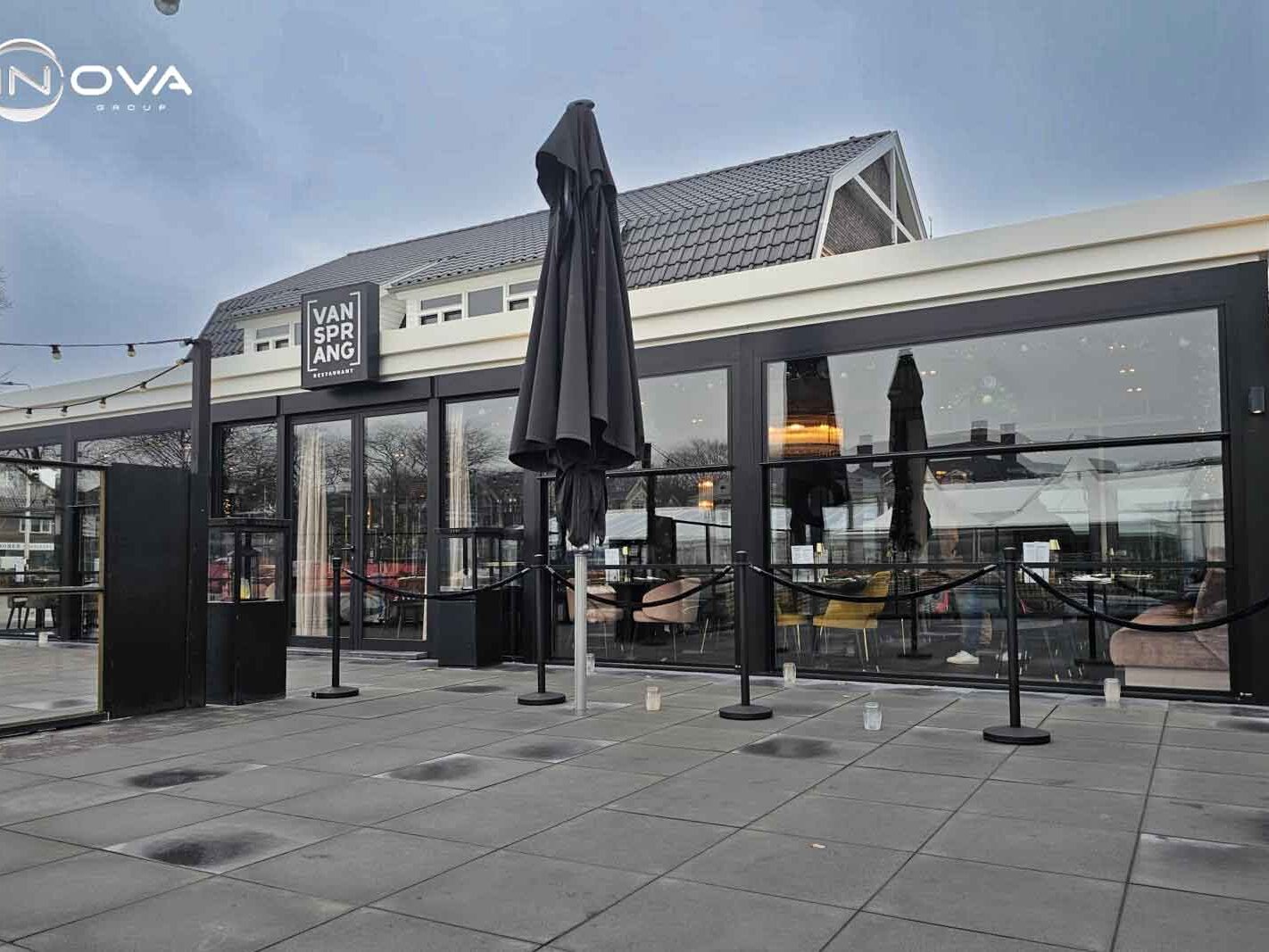 Zijaanzicht horeca serre met glasgevel en maatwerk constructie