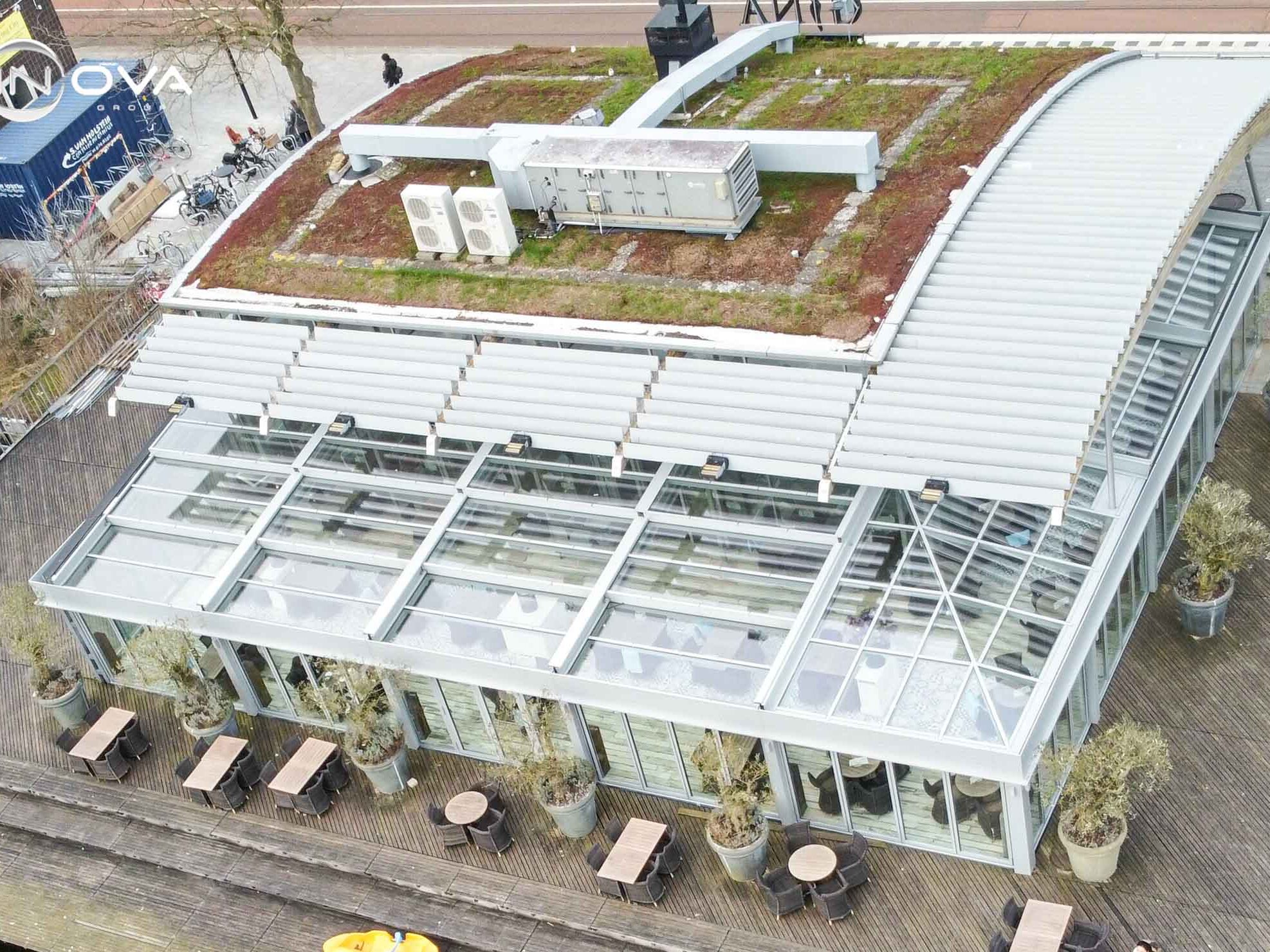 Luchtfoto van serreconstructie met glazen dak bij The Mall of the Netherlands